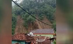 Diguyur Hujan Lebat, Tebing Setinggi 100 Meter di Maleber Kuningan Longsor