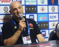 Salut! Bernardo Tavares Lelang Celana hingga Trofi untuk Bantu Keuangan PSM