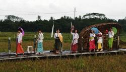 Fashion Show di Tepi Sawah Lestarikan Busana Kebaya dan Tenun Baduy