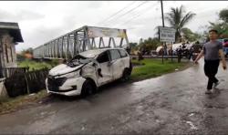Kronologi Minibus Tabrak Pohon lalu Masuk Saluran Air di Maros, Sopir Diduga Mengantuk<
