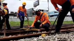 Jelang Mudik, PT KAI Daop 2 Bandung Perbaiki Rel dan Awasi Lokasi Rawan Bencana