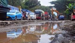 Jalur Pantura Sepanjang 1 Km Diperbaiki, Lalu Lintas Macet Parah
