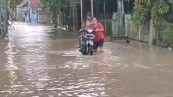 5 Jam Hujan, Sungai Cisanggarung Meluap Rendam Ratusan Rumah di Cirebon<