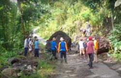 2 Batu Raksasa Longsor Tutup Jalur Alternatif Magelang-Purworejo