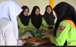  Siswi SMK di Muba Olah Buah Sawit Menjadi Dodol dan Selai 