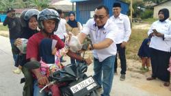 Partai Perindo Bagikan Takjil di Dumai, Disambut Warga Begitu Antusias<