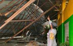 Asrama Santriwati  Ambruk Diterjang Angin Kencang di Kalbar, 8 Orang Terluka<