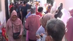Ratusan Warga Purwakarta Antre dan Berdesakan demi BLT Sembako Rp600.000<