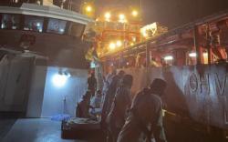 Kapal Bakamla Evakuasi 8 ABK Tenggelam di Perairan Natuna<