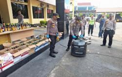 Polisi Sita Ribuan Miras dan Tuak di Bengkulu, Pedagang Dibina<