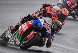 Konyol! Alex Rins Salahkan Helmnya usai Melempem di MotoGP Argentina 2023