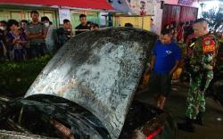 Warga Panik, Mobil Sedan Timor Terbakar di Jalan Raya Cianjur<