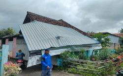 Diterjang Puting Beliung, 10 Rumah Warga Bayung Lencir Muba Rusak