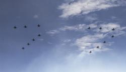 Pesawat Tempur F-16 TNI AU Membentuk Formasi 77