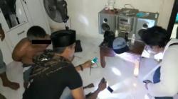  Asyik Nongkrong di Teras Rumah, Pengedar Sabu di Lotim Kaget Disergap Polisi