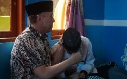 Iwan Bule Takziah ke Rumah Korban Kecelakaan Mobil Dinas Bupati Kuningan<