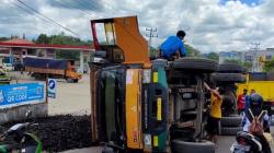 Diduga Kelebihan Muatan, Truk Pengangkut Batu Bara Terguling di Jalanan OKU
