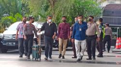 Penampakan Bupati Meranti Tiba di KPK Bawa Koper