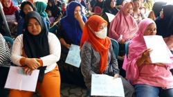 Dinsos dan PT Pos Gorontalo Salurkan Bantuan PKH dan Sembako