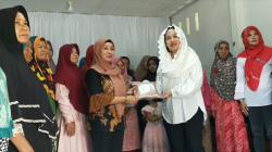 Kunjungi Purworejo, Caleg Partai Perindo Bagikan Mukena ke Warga