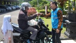 PLN Indonesia Power Saguling Bagikan Paket Sembako ke Masyarakat di Cipatat KBB<