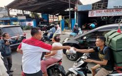Pemuda Perindo Bagi Puluhan Takjil Berbuka di Plumpang Semper<