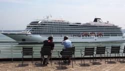 Megahnya Kapal Pesiar MS Viking Mars yang Merapat di Surabaya