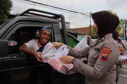 Polres Kebumen Bagikan 380 Paket Takjil ke Warga yang Melintas di Depan Mapolres 