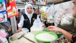 Gubernur Khofifah Pastikan Stok Beras di Jatim Cukup hingga Desember 2023<
