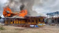 Detik-Detik Kebakaran Hanguskan Kantor Bupati Dogiyai, Api Berkobar dari Plafon