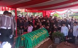 Penuh Haru, Wakapolri Komjen Gatot Eddy Pramono Menangis saat Makamkan Istri di TPU Joglo