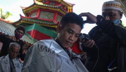 Intip Layanan Potong Rambut Gratis di Masjid Muhammad Cheng Hoo