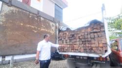 Sopir Truk Ditangkap Bawa 371 Potong Kayu Ulin, Diduga Terlibat Bisnis Jual Beli Ilegal