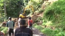 Tebing 15 Meter Longsor Timbun Jalan di Kuningan, Akses Warga Terputus