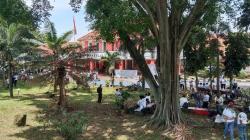Pendukung Anas Urbaningrum Datang ke Lapas Sukamiskin Bandung, Kenakan Pakaian serba Putih<