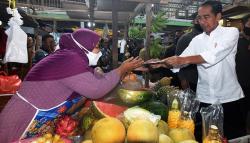 Presiden Jokowi Blusukan ke Pasar Cilegon Serahkan Langsung BLT