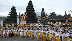 Upacara Ida Bhatara Turun Kabeh di Pura Besakih Bali