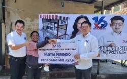 Bacaleg Perindo Serahkan Gerobak kepada Penjual Cwie Mie di Surabaya, Ini Pesannya 