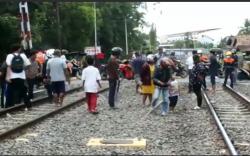  Kecelakaan di Muara Enim, 1 Keluarga Tertabrak Kereta Babaranjang, 4 Orang Luka-Luka<