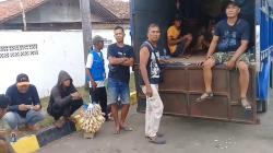 Belasan Warga Nekat Mudik dari Jakarta ke Cirebon Pakai Truk