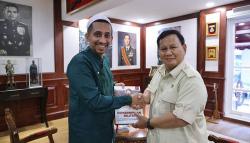Prabowo Sambut Hangat Habib Jafar di Kemhan