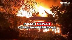 12 Unit Mobil Pemadam Dikerahkan Atasi Kebakaran Rumah Mewah di Buaran