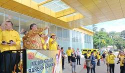 Lepas Ratusan Pemudik dari Kantor DPP, Airlangga: Golkar Banget<