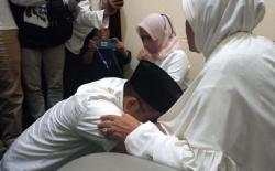Anas Urbaningrum Sungkem Ibunda, Peluk Hangat lalu Berurai Air Mata <
