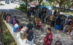 Antrean Panjang Penukaran Uang Pecahan Kecil di Palembang