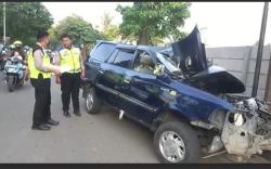 Kecelakaan Hari Ini di Palembang, Kijang Tabrak Truk Parkir, Sopir Dilarikan ke Rumah Sakit