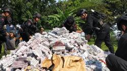 Polres Indramayu Musnahkan 1,5 Juta Butir Petasan di TPAS Pecuk<
