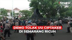 Mahasiswa Robohkan Pagar Gedung DPRD Jateng saat Demo Tolak UU Ciptaker