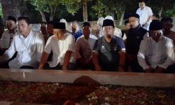 Anas Urbaningrum Ziarah ke Makam Bung Karno Ditemani Loyalis hingga Teman Sekolah<