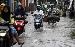 Banjir Menggenangi Jalan hingga Permukiman Desa Kureksari Sidoarjo